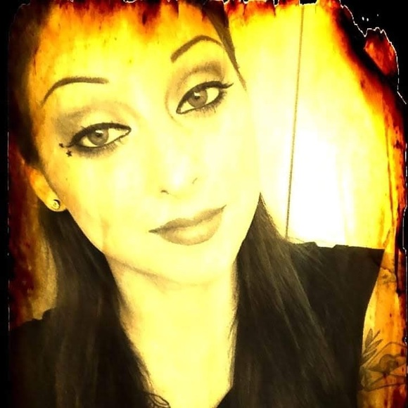 Meet your Posher, Jenn - Picture 5 of 5